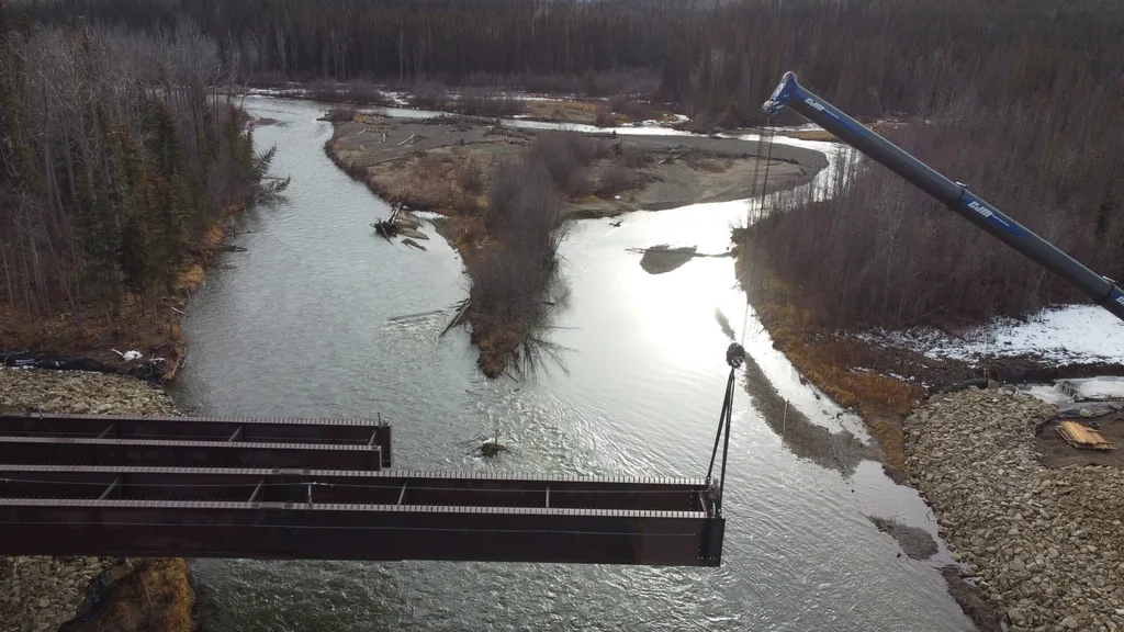 Crane moving steel girders for the Nordenskiold River Bridge