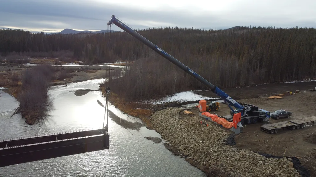 Crane moving steel girders for the Nordenskiold River Bridge